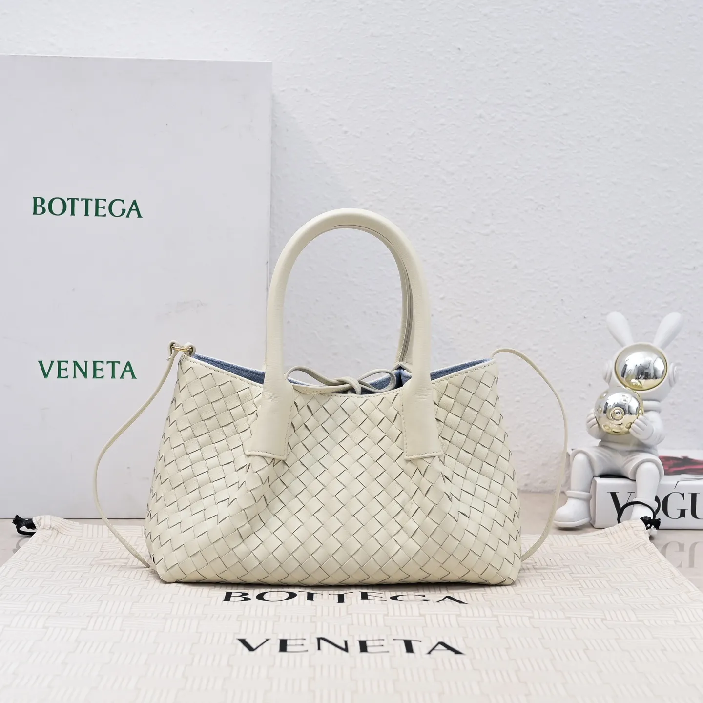 Batch 1760 BOTTEGA VENETA 2025 new product pinacoteca has super soft leather, and the weaving function, practicality and relaxed fashion sense have not fallen behind❤️‍🔥Amway has given sisters a must-have bag when going out. The size of the bag also accurately meets the commuting needs of urban beauties. It can accommodate mobile phones, keys, lipstick, powder, sunscreen, shopping bags...all of it! ! ! 🔥The capacity should not be underestimated~ It does not choose people, clothes, or occasions. With its majestic curved outline, exquisite woven texture, delicate edges and rounded handles, this woven vegetable basket bag truly achieves the goal of "dressing up and being fashionable without getting in the way"~ Are you interested in Jimei? Style number: 9004 Size: 24*15*12cm